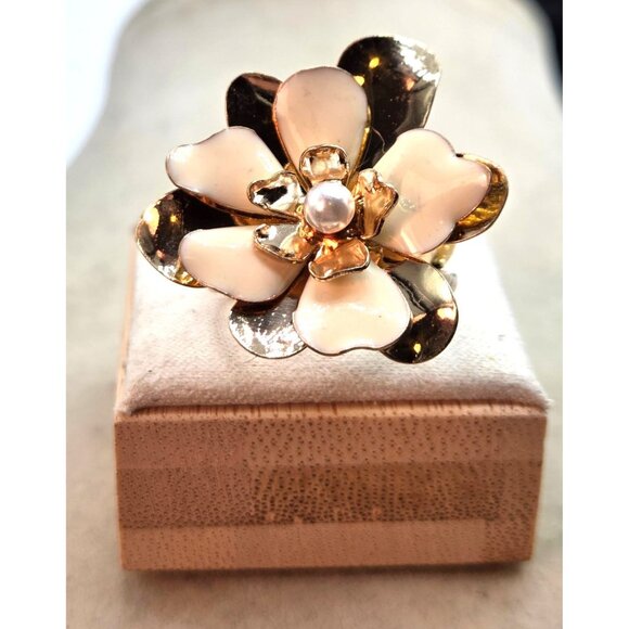 Gold Tone Flower Ring With Enamel Petals & Faux Pearl Center Size 7 - Picture 1 of 5